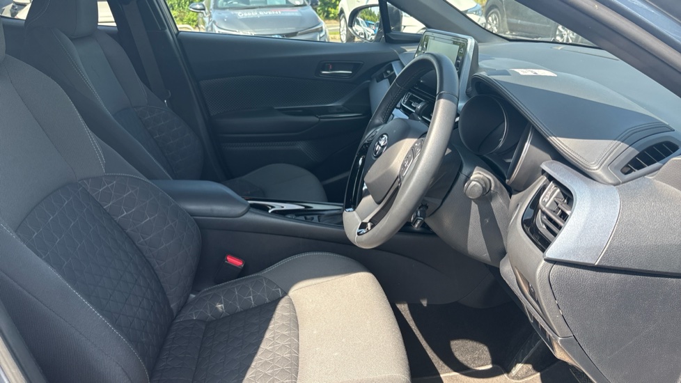 Toyota C-HR 1.8 Hybrid Design 5dr CVT Hybrid Hatchback - Image 12