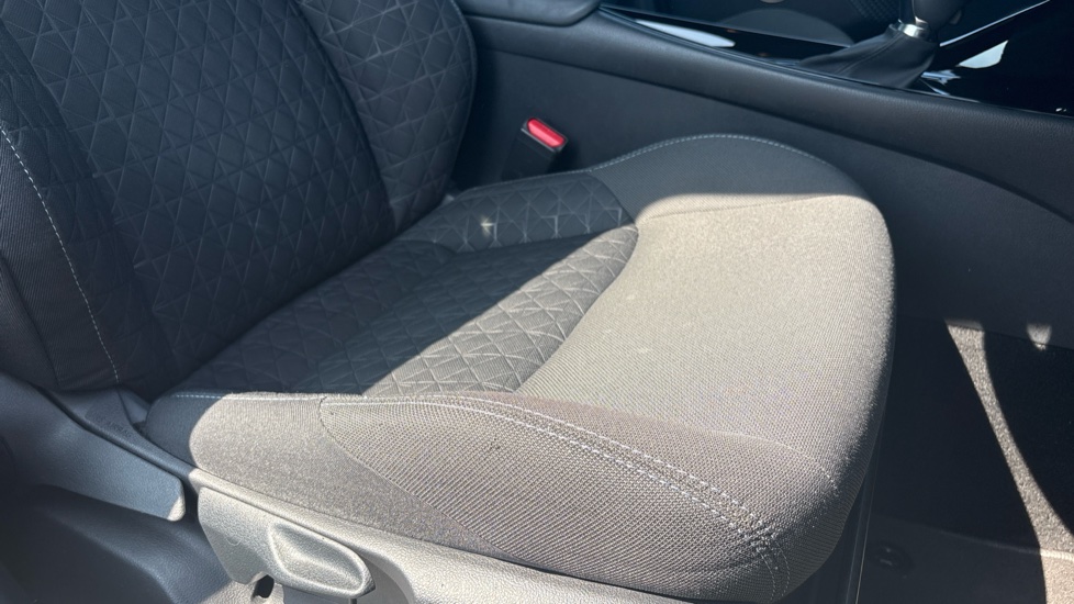 Toyota C-HR 1.8 Hybrid Design 5dr CVT Hybrid Hatchback - Image 17