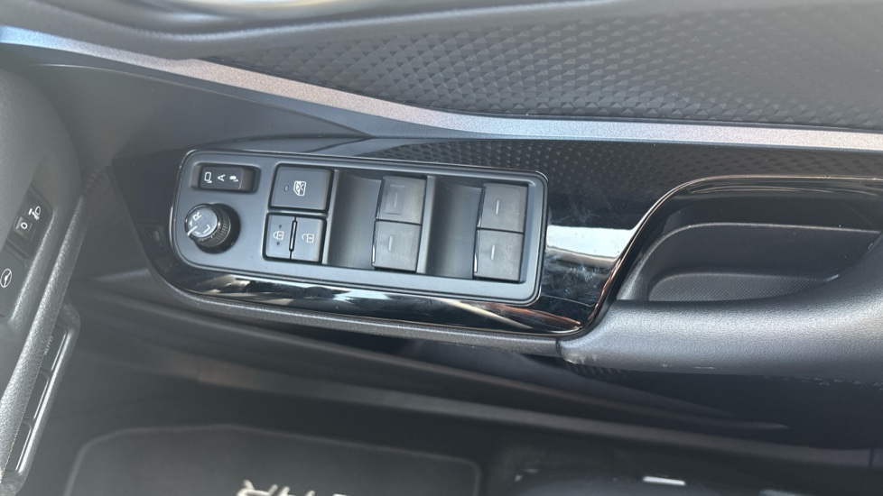 Toyota C-HR 1.8 Hybrid Design 5dr CVT Hybrid Hatchback - Image 47