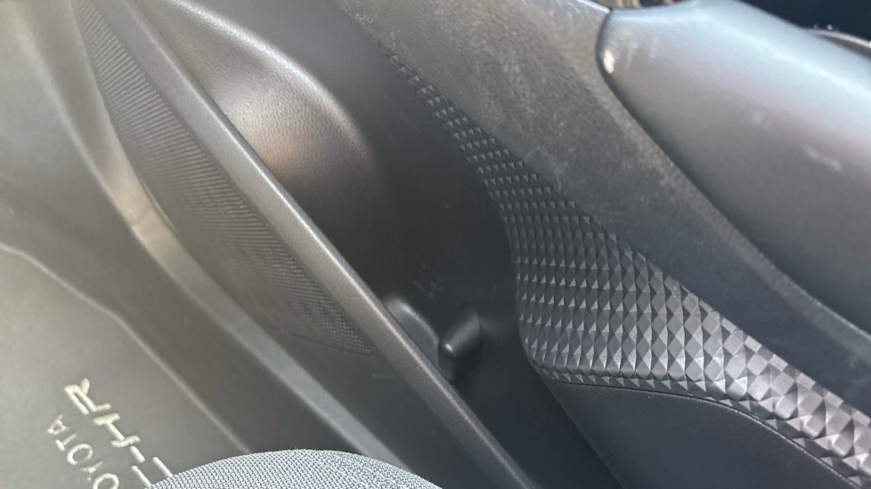 Toyota C-HR 1.8 Hybrid Design 5dr CVT Hybrid Hatchback - Image 48