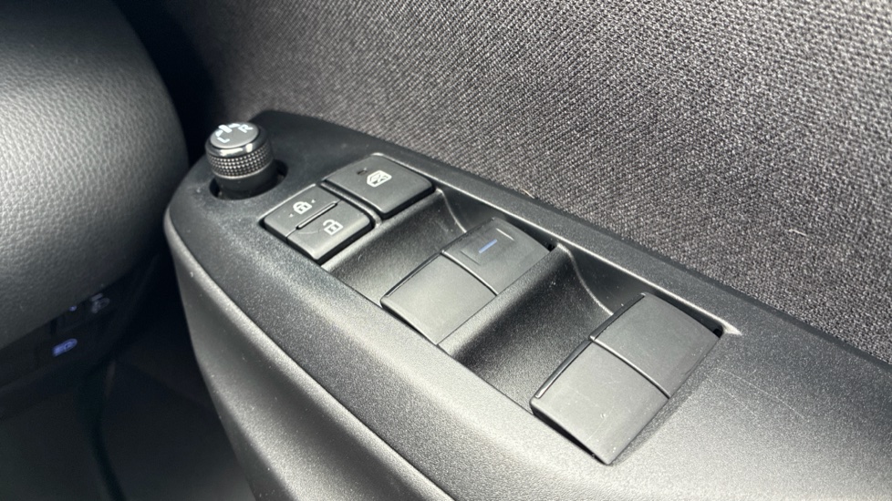 Toyota Yaris 1.5 Hybrid Design 5dr CVT Hybrid Hatchback - Image 31