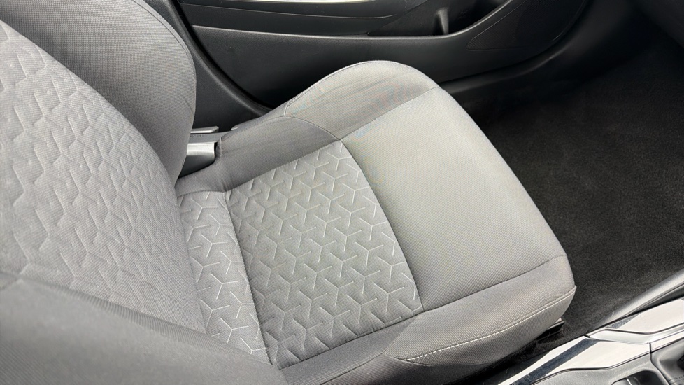 Toyota Corolla 1.8 VVT-i Hybrid Icon 5dr CVT Hybrid Estate - Image 17