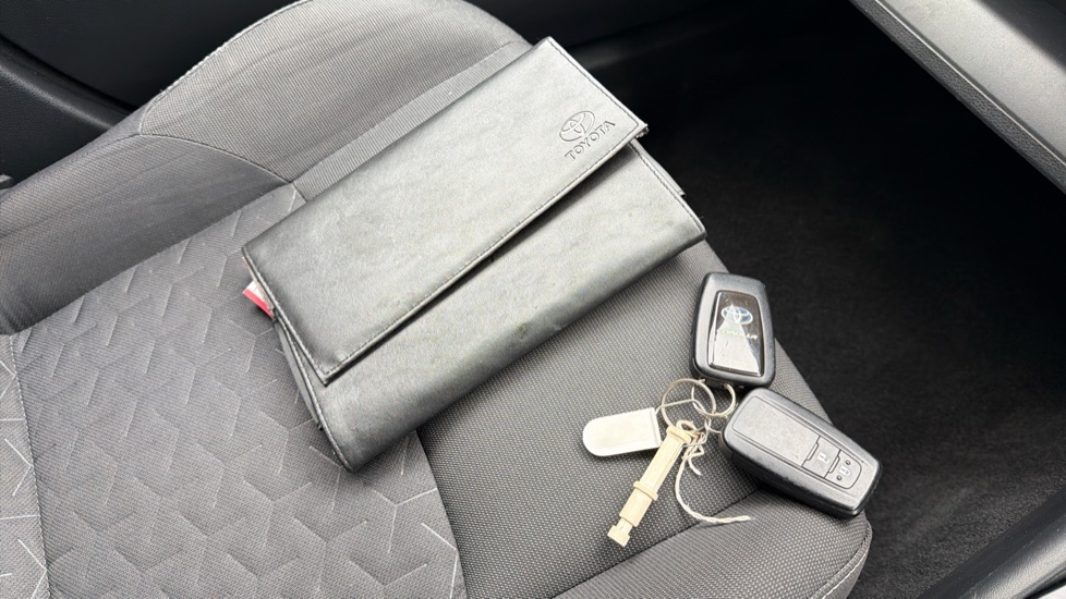 Toyota Corolla 1.8 VVT-i Hybrid Icon 5dr CVT Hybrid Estate - Image 27