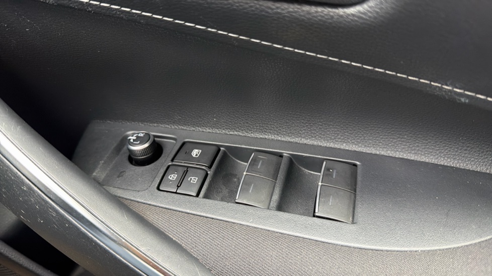 Toyota Corolla 1.8 VVT-i Hybrid Icon 5dr CVT Hybrid Estate - Image 38