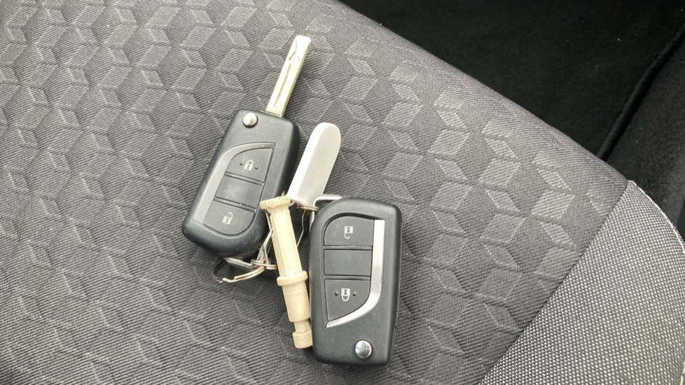 Toyota Yaris 1.5 Hybrid Icon 5dr CVT Hybrid Hatchback - Image 28