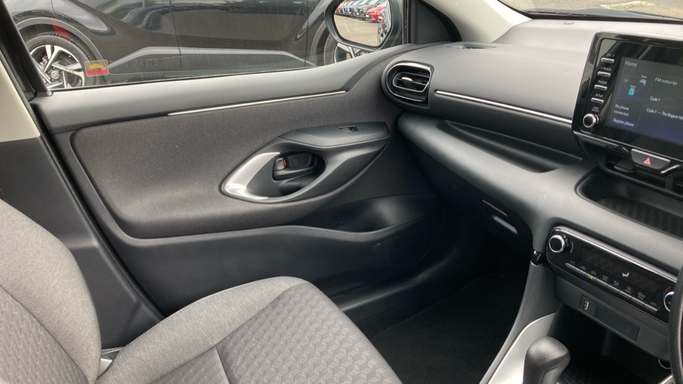 Toyota Yaris 1.5 Hybrid Icon 5dr CVT Hybrid Hatchback - Image 39