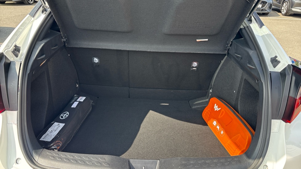 Toyota C-HR 1.8 Hybrid Design 5dr CVT Hybrid Hatchback - Image 13
