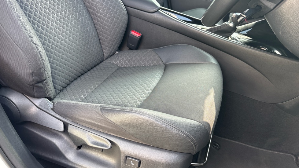 Toyota C-HR 1.8 Hybrid Design 5dr CVT Hybrid Hatchback - Image 17