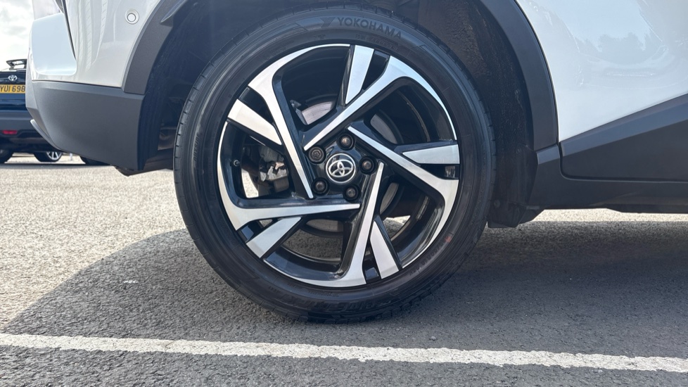 Toyota C-HR 1.8 Hybrid Design 5dr CVT Hybrid Hatchback - Image 25
