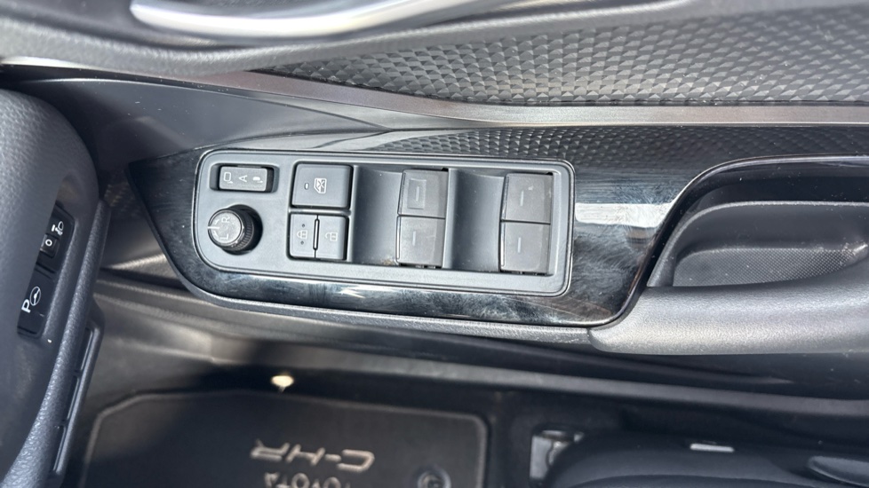 Toyota C-HR 1.8 Hybrid Design 5dr CVT Hybrid Hatchback - Image 47