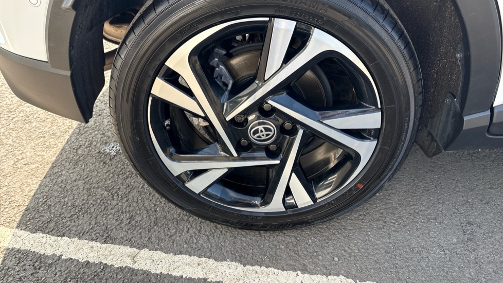 Toyota C-HR 1.8 Hybrid Design 5dr CVT Hybrid Hatchback - Image 50