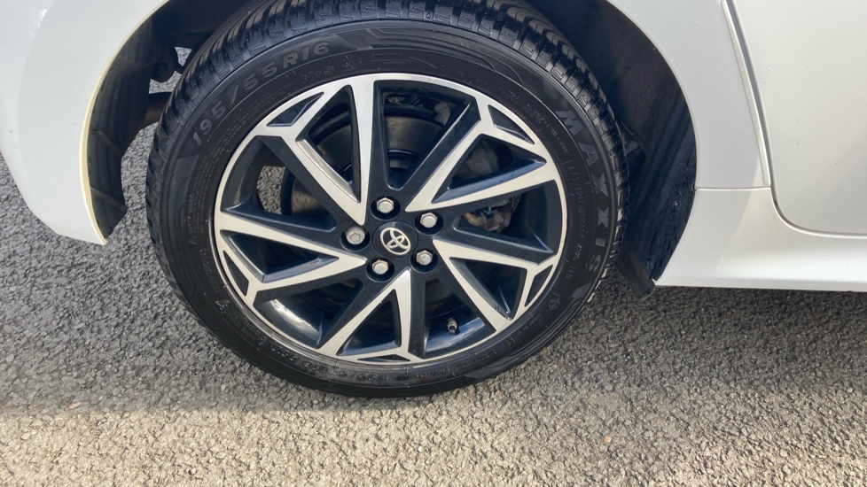 Toyota Yaris 1.5 Hybrid Design 5dr CVT Hybrid Hatchback - Image 32