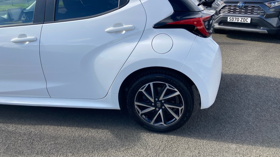 Toyota Yaris 1.5 Hybrid Design 5dr CVT Hybrid Hatchback - Image 37