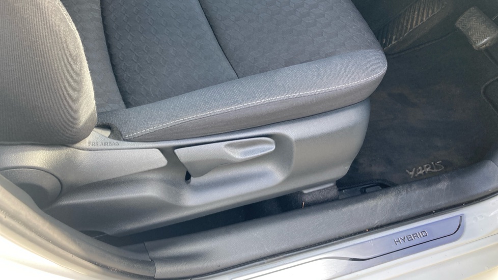 Toyota Yaris 1.5 Hybrid Design 5dr CVT Hybrid Hatchback - Image 45