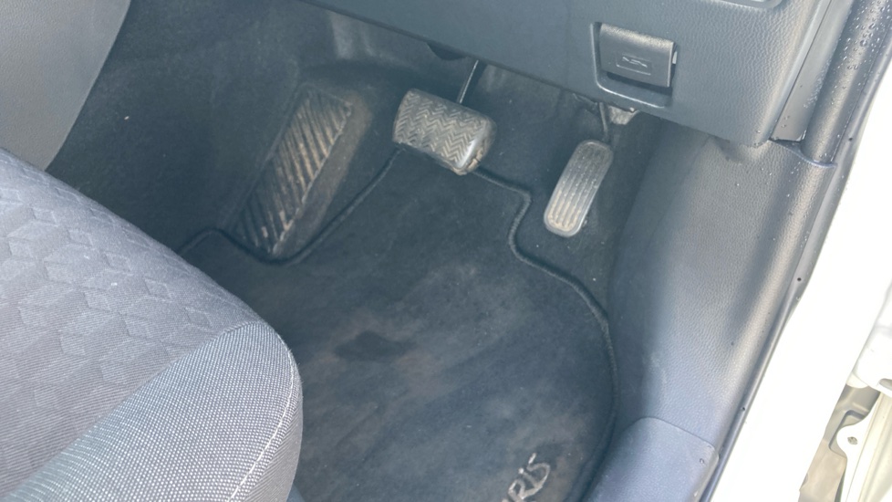 Toyota Yaris 1.5 Hybrid Design 5dr CVT Hybrid Hatchback - Image 46
