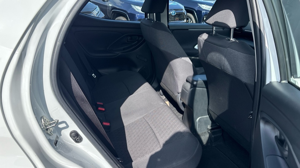 Toyota Yaris 1.5 Hybrid Icon 5dr CVT Hybrid Hatchback - Image 8
