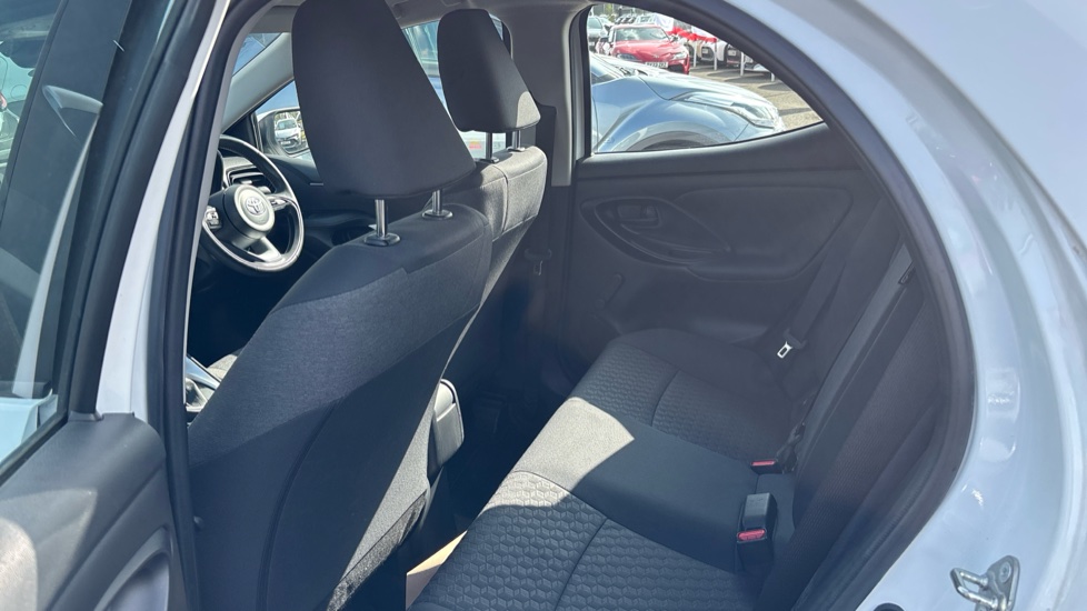 Toyota Yaris 1.5 Hybrid Icon 5dr CVT Hybrid Hatchback - Image 15