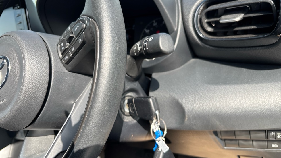 Toyota Yaris 1.5 Hybrid Icon 5dr CVT Hybrid Hatchback - Image 16