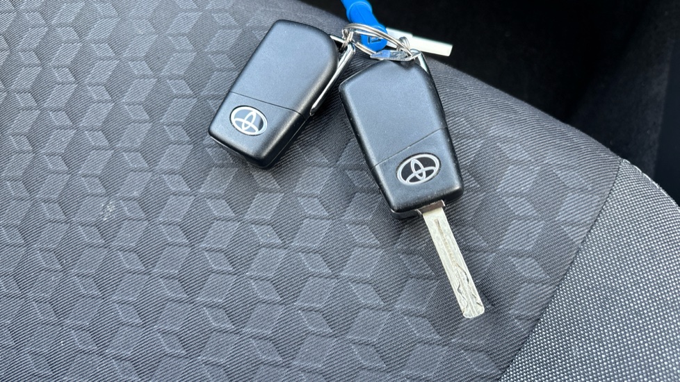 Toyota Yaris 1.5 Hybrid Icon 5dr CVT Hybrid Hatchback - Image 28