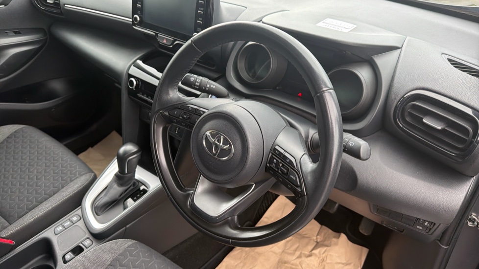 Toyota Yaris Cross 1.5 Hybrid Icon 5dr CVT Hybrid Estate - Image 10