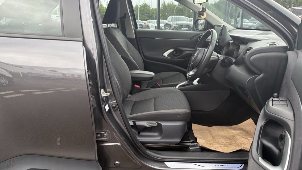 Toyota Yaris Cross 1.5 Hybrid Icon 5dr CVT Hybrid Estate - Image 12