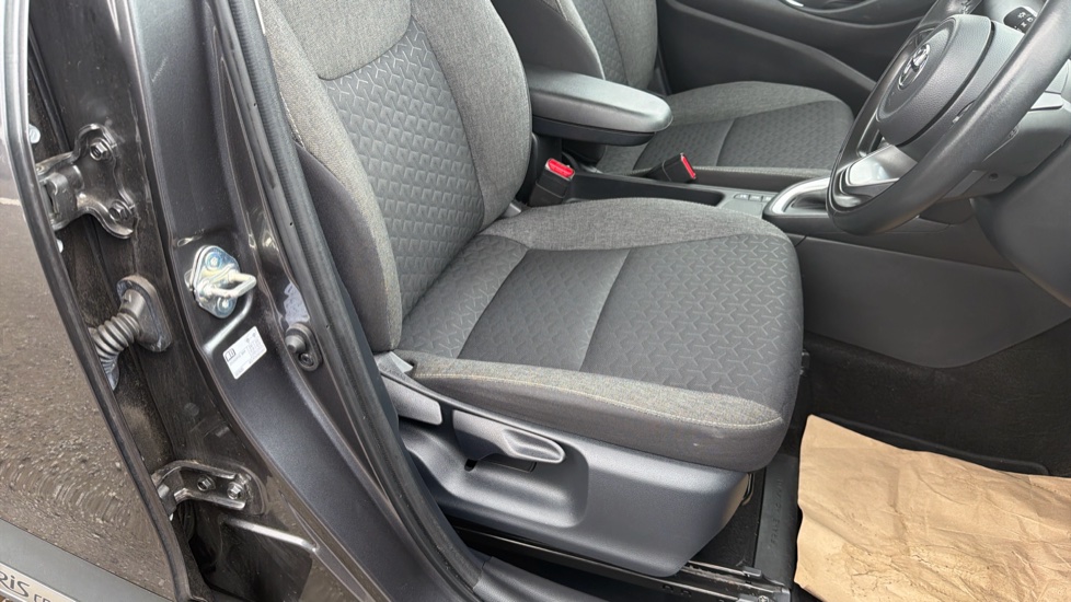 Toyota Yaris Cross 1.5 Hybrid Icon 5dr CVT Hybrid Estate - Image 17