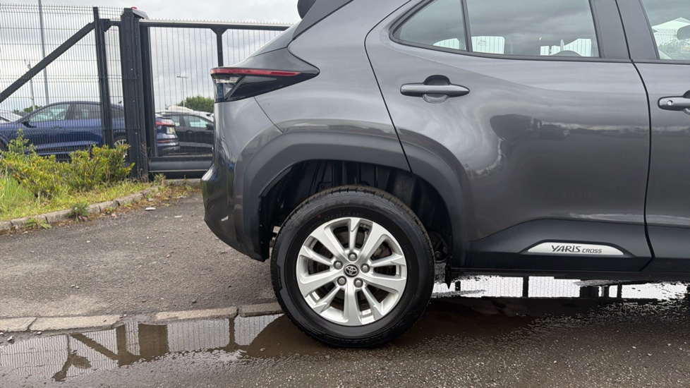 Toyota Yaris Cross 1.5 Hybrid Icon 5dr CVT Hybrid Estate - Image 25