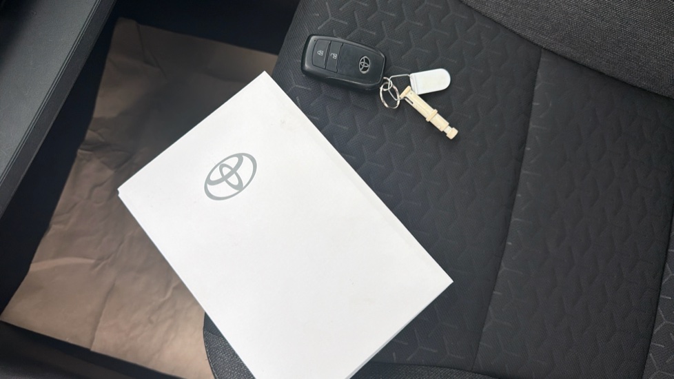 Toyota Yaris Cross 1.5 Hybrid Icon 5dr CVT Hybrid Estate - Image 27