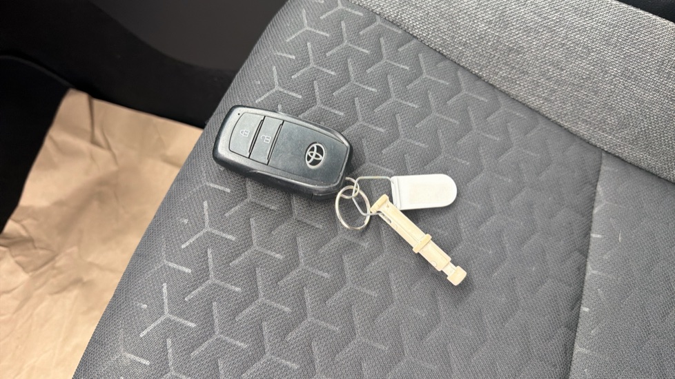 Toyota Yaris Cross 1.5 Hybrid Icon 5dr CVT Hybrid Estate - Image 28