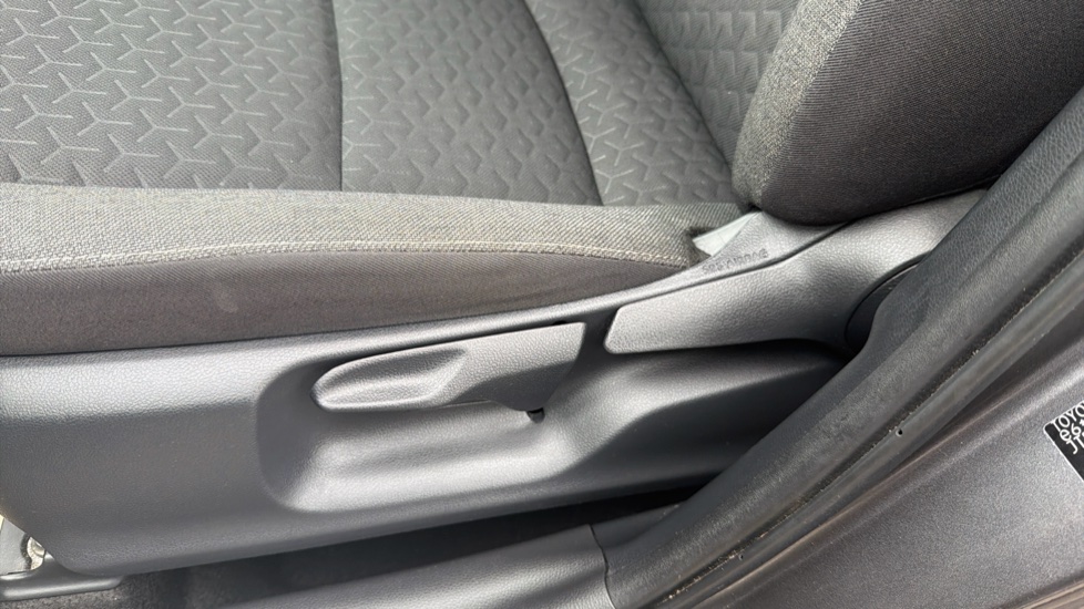 Toyota Yaris Cross 1.5 Hybrid Icon 5dr CVT Hybrid Estate - Image 29