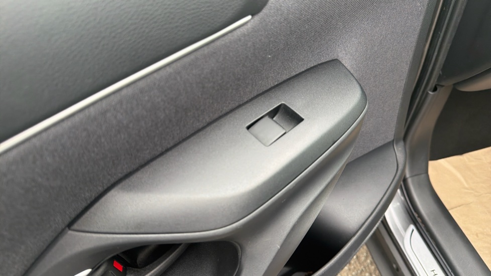 Toyota Yaris Cross 1.5 Hybrid Icon 5dr CVT Hybrid Estate - Image 30