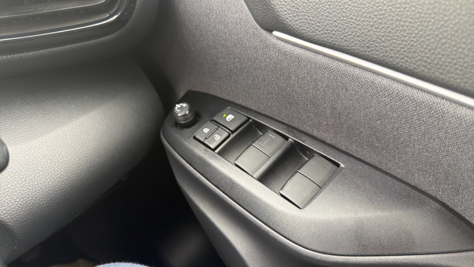Toyota Yaris Cross 1.5 Hybrid Icon 5dr CVT Hybrid Estate - Image 39