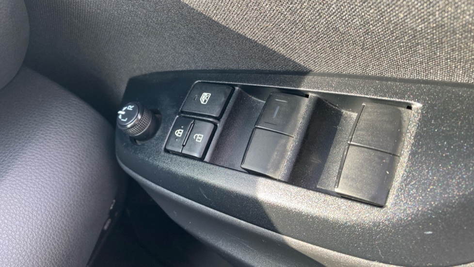 Toyota Yaris 1.5 Hybrid Design 5dr CVT Hybrid Hatchback - Image 33