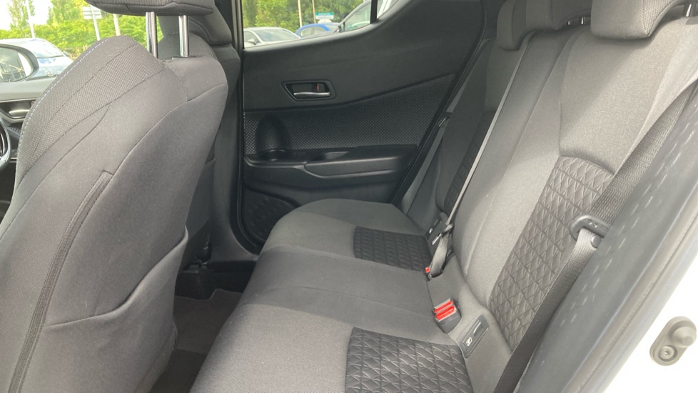 Toyota C-HR 2.0 Hybrid Design 5dr CVT Hybrid Hatchback - Image 15