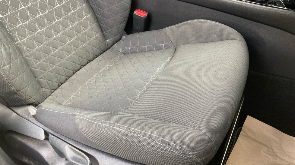 Toyota C-HR 2.0 Hybrid Design 5dr CVT Hybrid Hatchback - Image 17