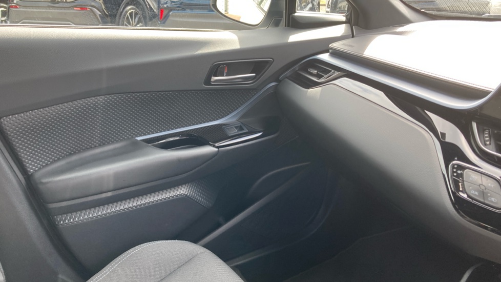 Toyota C-HR 2.0 Hybrid Design 5dr CVT Hybrid Hatchback - Image 39