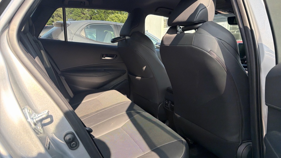 Toyota Corolla 2.0 VVT-i Hybrid Trek 5dr CVT Hybrid Estate - Image 8