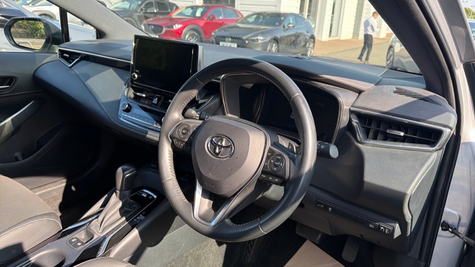 Toyota Corolla 2.0 VVT-i Hybrid Trek 5dr CVT Hybrid Estate - Image 10