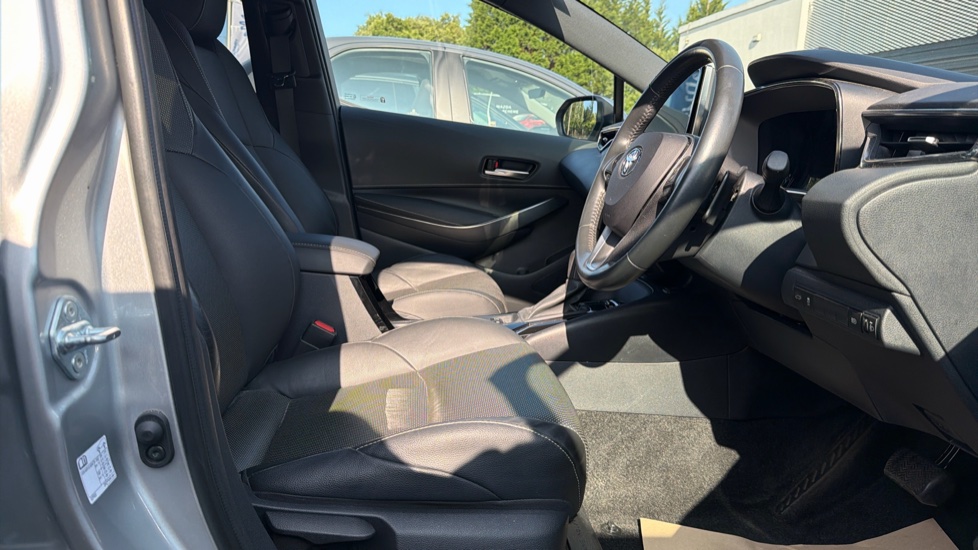 Toyota Corolla 2.0 VVT-i Hybrid Trek 5dr CVT Hybrid Estate - Image 12