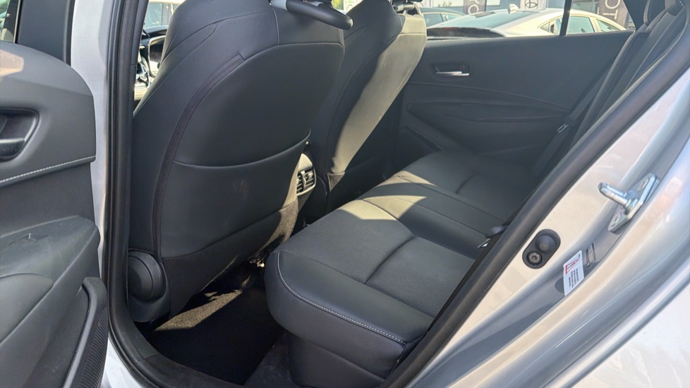 Toyota Corolla 2.0 VVT-i Hybrid Trek 5dr CVT Hybrid Estate - Image 15
