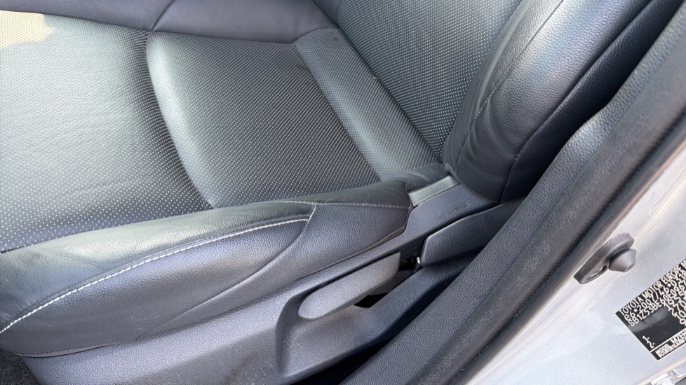 Toyota Corolla 2.0 VVT-i Hybrid Trek 5dr CVT Hybrid Estate - Image 29