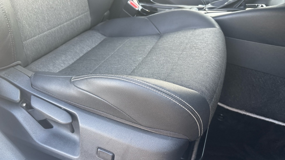 Toyota Corolla 1.8 Hybrid Design 5dr CVT Hybrid Hatchback - Image 17