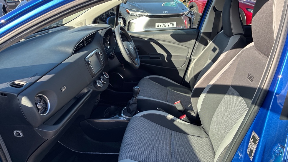 Toyota Yaris 1.5 VVT-i Y20 5dr [Bi-tone] Petrol Hatchback - Image 5