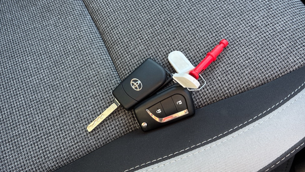 Toyota Yaris 1.5 VVT-i Y20 5dr [Bi-tone] Petrol Hatchback - Image 28
