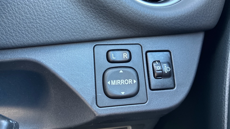Toyota Yaris 1.5 VVT-i Y20 5dr [Bi-tone] Petrol Hatchback - Image 34