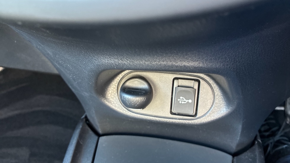 Toyota Yaris 1.5 VVT-i Y20 5dr [Bi-tone] Petrol Hatchback - Image 39