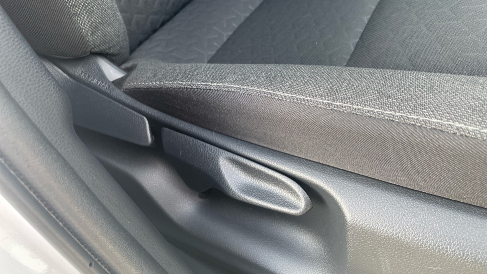Toyota Yaris Cross 1.5 Hybrid Icon 5dr CVT Hybrid Estate - Image 30