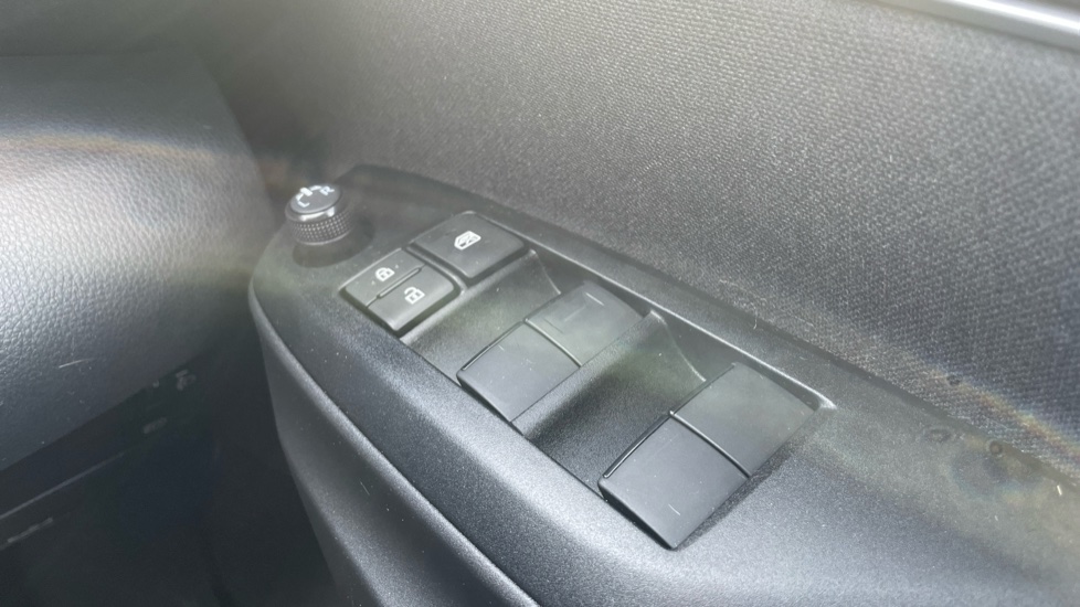 Toyota Yaris Cross 1.5 Hybrid Icon 5dr CVT Hybrid Estate - Image 33