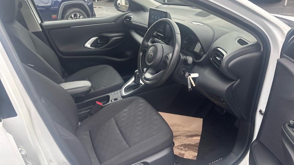 Toyota Yaris 1.5 Hybrid Icon 5dr CVT Hybrid Hatchback - Image 12