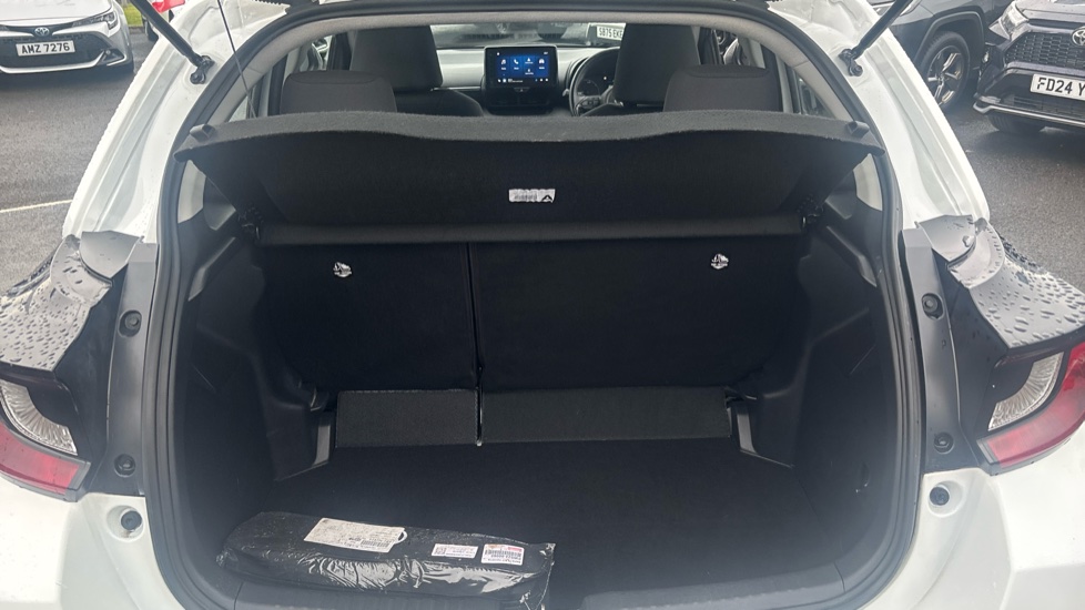Toyota Yaris 1.5 Hybrid Icon 5dr CVT Hybrid Hatchback - Image 13